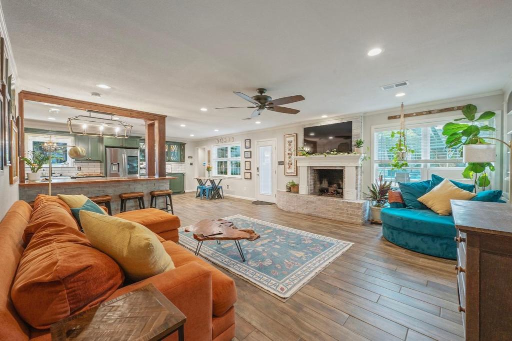 Posezení v ubytování It's Miller Time! - Let us Explain