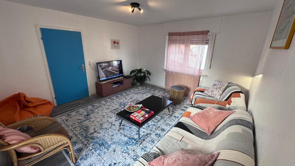 Una sala de estar con dos sofás y un televisor. en Ferienhaus in Lambsheim- "familienfreundlich" und PlayStation-FIFA, en Lambsheim
