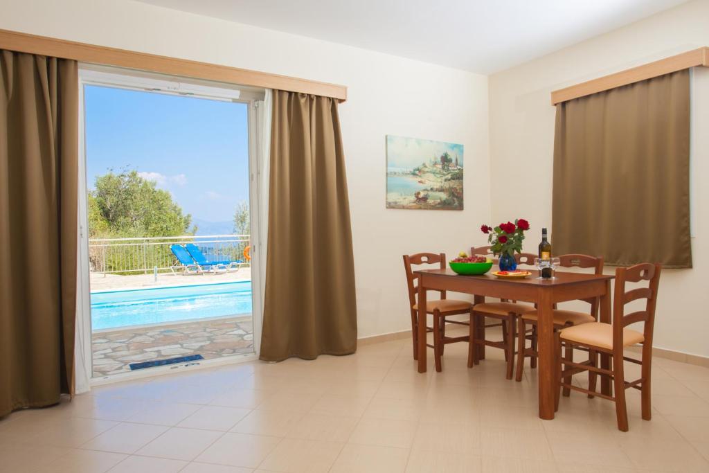 Basen w obiekcie Villas Odysseas lub w pobliżu