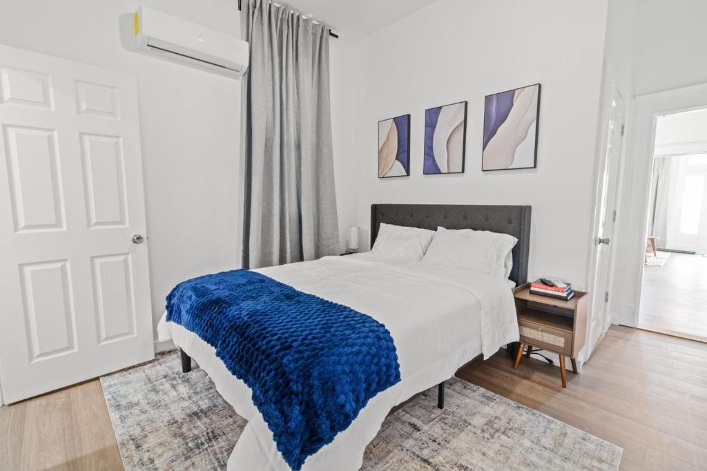 una camera da letto con un letto con una coperta blu sopra di 1BR Duplex • Walk to River & Downtown a San Angelo