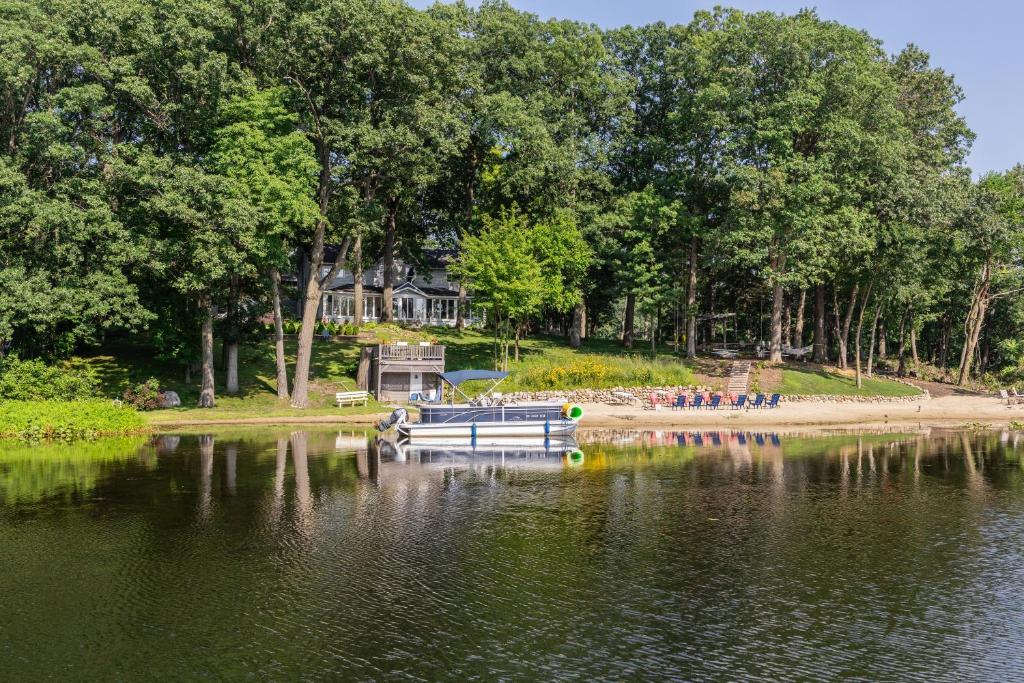 een park met een aanlegsteiger midden in een meer bij Luxury Lakefront Estate in Valparaiso