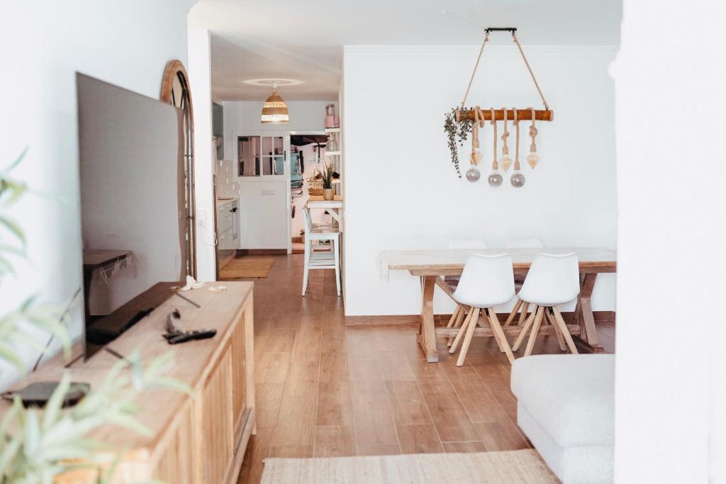a kitchen and living room with a dining room table at Casa Oceanchild - Terraza con Vista Mar, Morro Jable in Morro del Jable