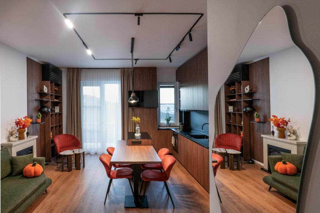 Et opholdsområde på Urban Grove Apartment with Balcony and Free Parking