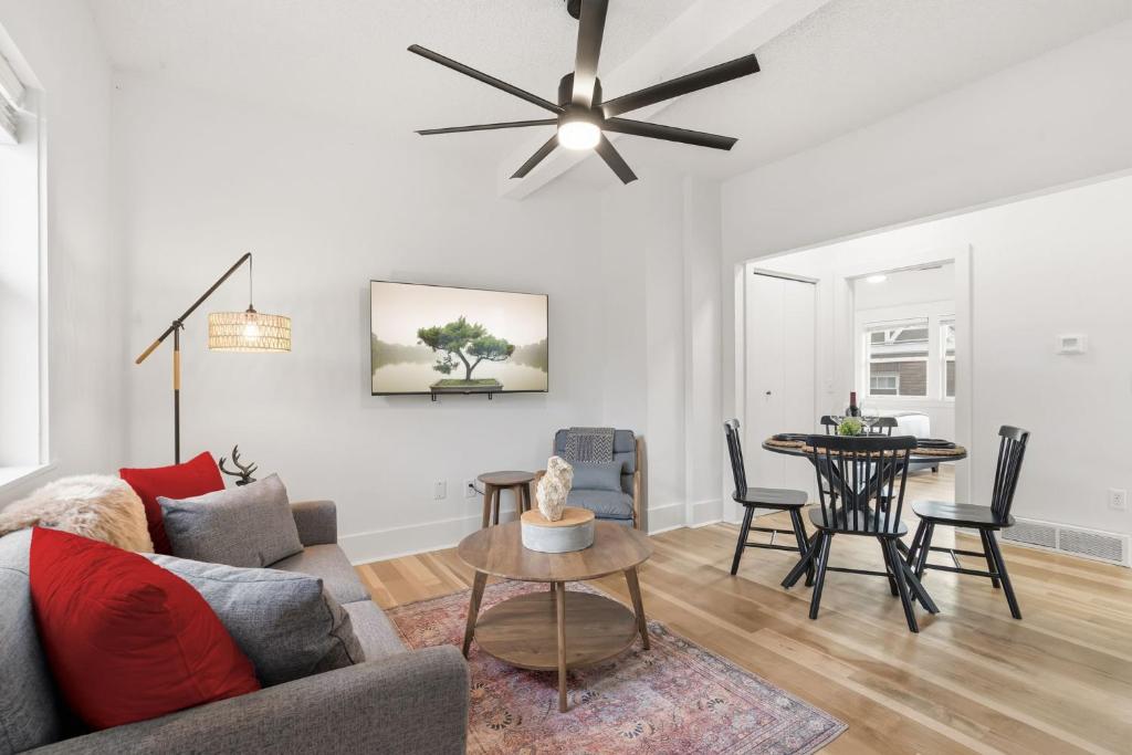 Χώρος καθιστικού στο Rams Retreat 4 King Beds Near CSU and Old Town