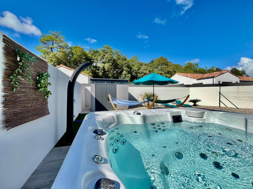 ein Whirlpool auf dem Balkon eines Hauses in der Unterkunft Rincon del Mar - Maison & spa privatif in Saint-Hilaire-de-Riez