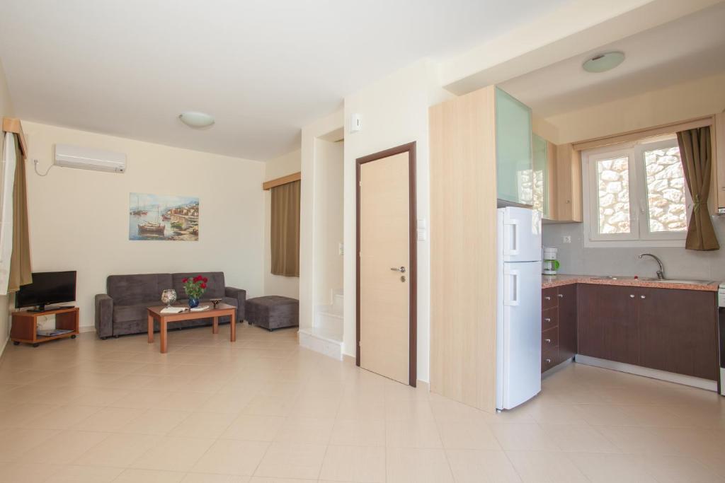w kuchni i salonie z lodówką w obiekcie Villas Odysseas w mieście Nydri