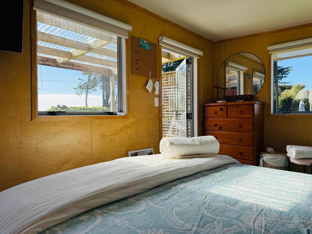 Ένα ή περισσότερα κρεβάτια σε δωμάτιο στο Black Sails Kuaotunu - across road from beach!