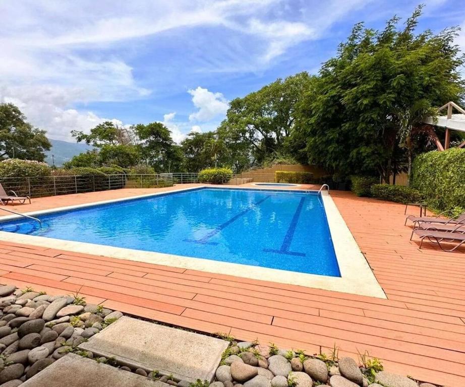 Bazén v ubytování Secure Retreat Near SJO and 27, Ideal for Families nebo v jeho okolí