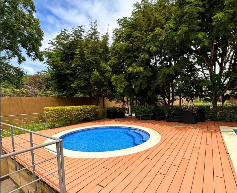 Piscina de la sau aproape de Secure Retreat Near SJO and 27, Ideal for Families
