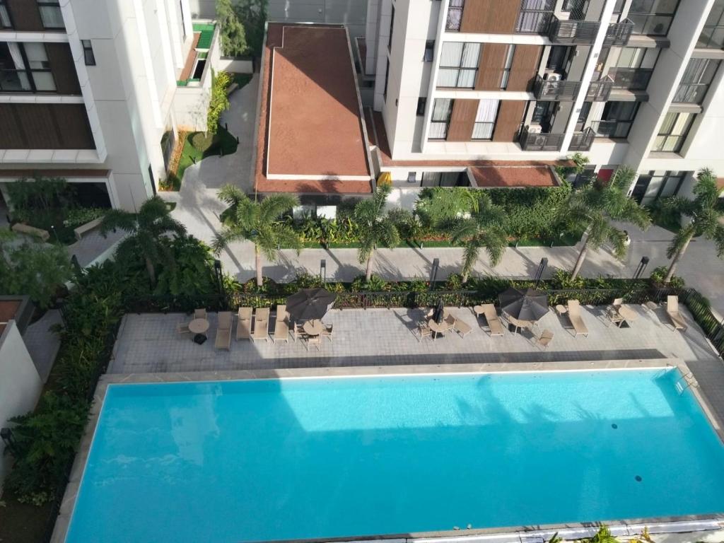 eine Draufsicht auf ein Schwimmbad in einem Gebäude in der Unterkunft Flat Sofisticado no Jade Hotel Home Office in Brasilia