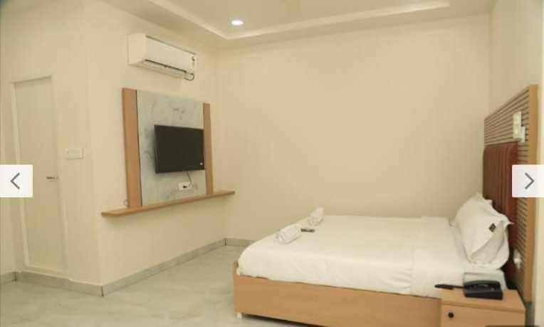 Giường trong phòng chung tại POP 84109D Hotel O Near Jodimetla X Roads