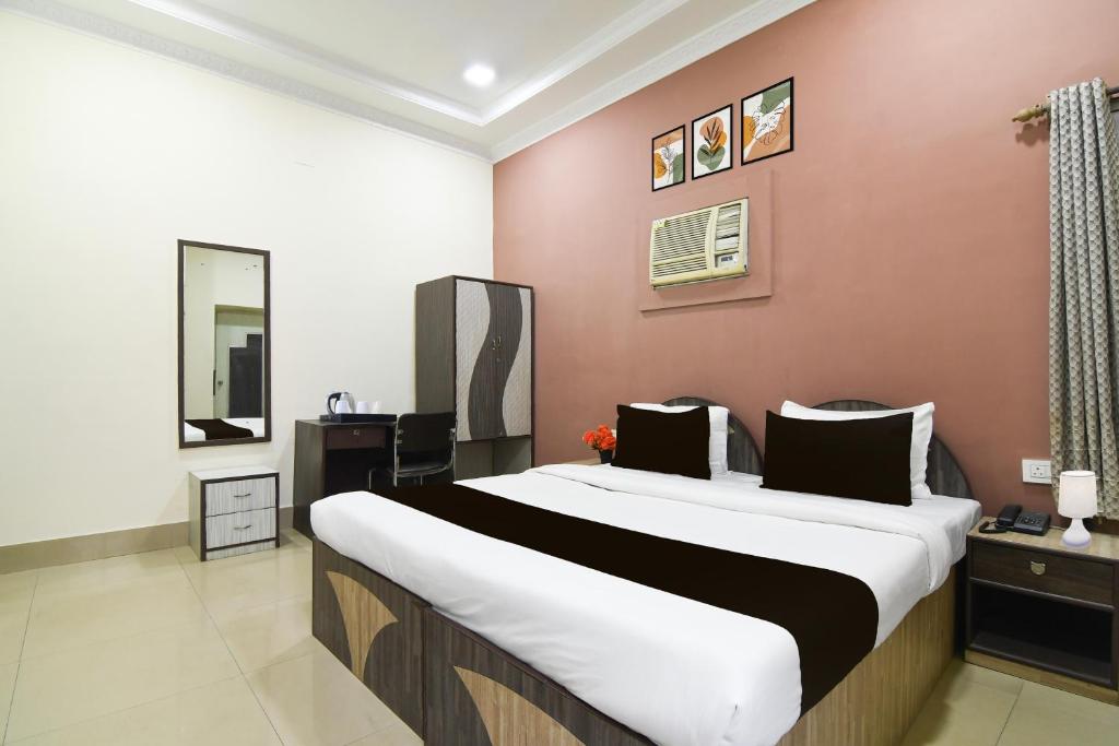 Postel nebo postele na pokoji v ubytování Collection O Kalighat Metro Station Formerly RM Guest Home