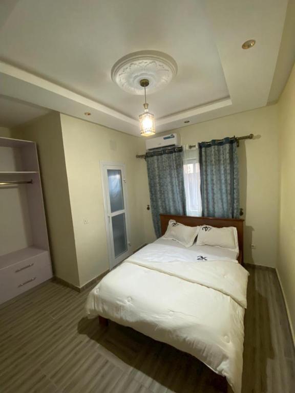 เตียงในห้องที่ Hôtel 2K
