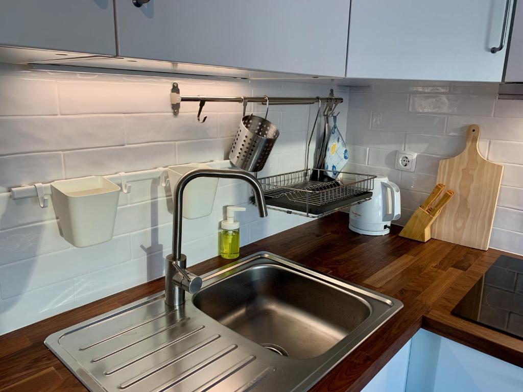 Η κουζίνα ή μικρή κουζίνα στο MIRazul Lovely very central condo 4 minutes walk to the beach