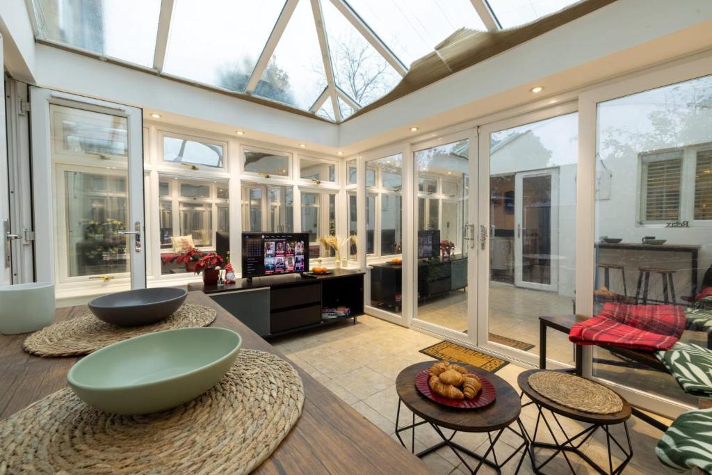 Et tv og/eller underholdning på Modern 4-bed home Royal Wharf near Excel Canary Wharf London city airport The O2 -Free parking