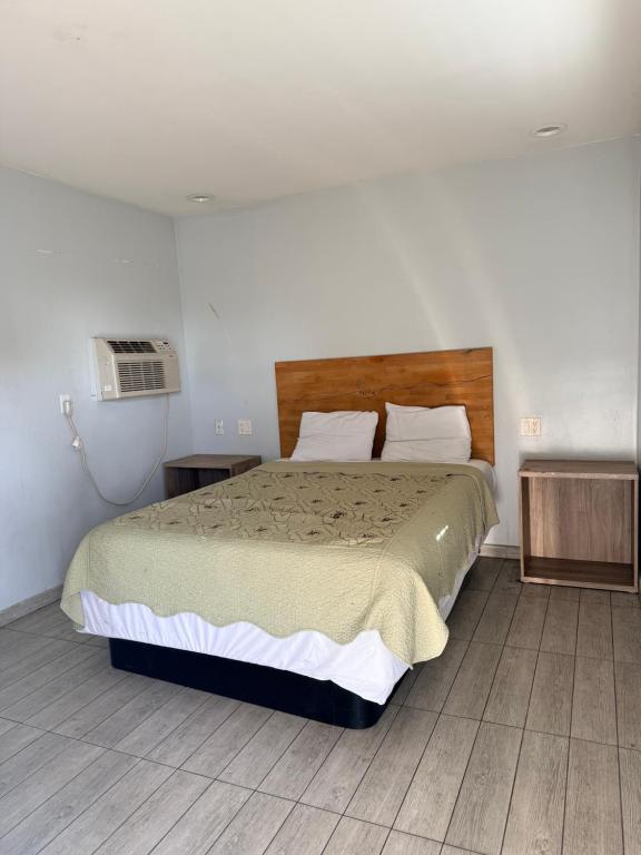 una camera con un grande letto e un ventilatore di Casa Motel a Los Angeles