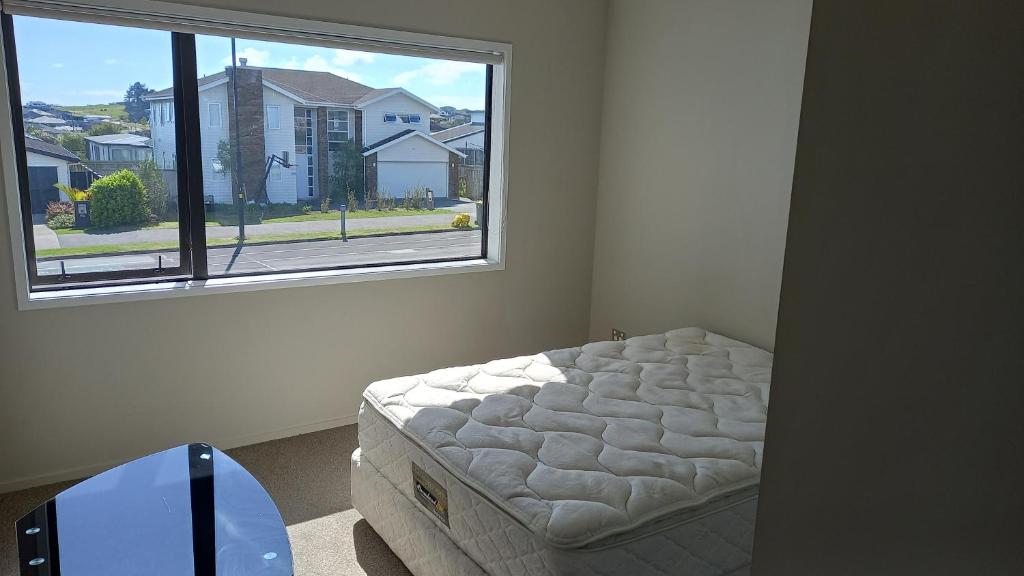 Postel nebo postele na pokoji v ubytování Cozy Home Near Orewa Beach