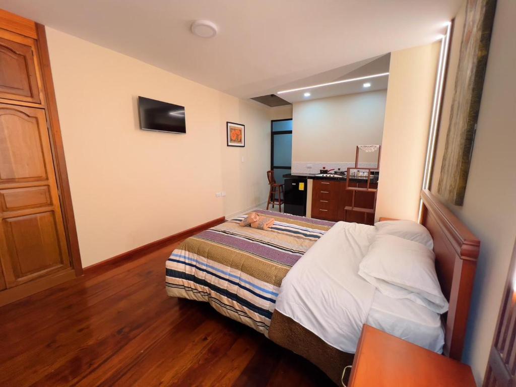 una camera d'albergo con un letto e una scrivania di Estreno Suite en Loja, Valle a Loja