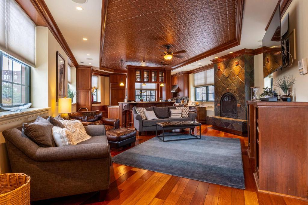 un salon avec un canapé et une cheminée dans l'établissement Grand Luxury Loft right Downtown, à Indianapolis