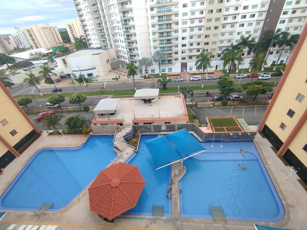an overhead view of a swimming pool with an umbrella at Caldas novas - Parque das Água Quentes - Conforto e lazer completo -Edi Locações in Caldas Novas