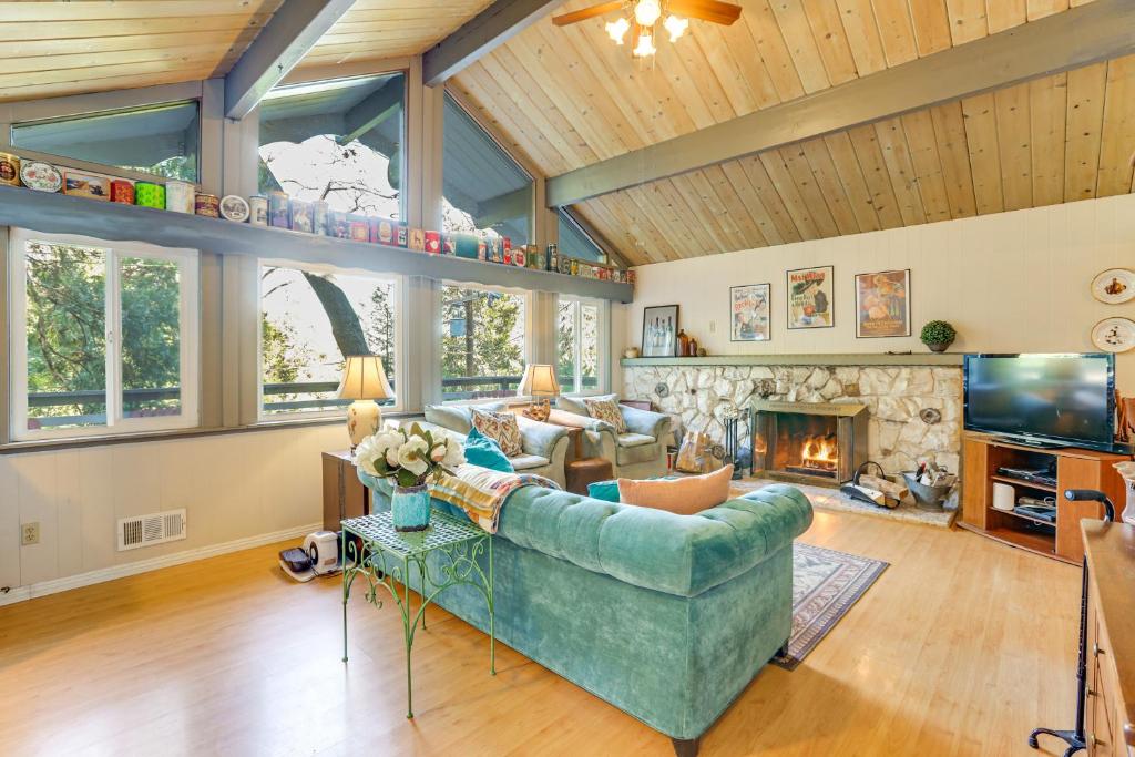 uma sala de estar com sofá e lareira em Quiet Home Less Than 1 Mi to Lake Gregory and Dtwn Crestline em Arrowhead Highlands