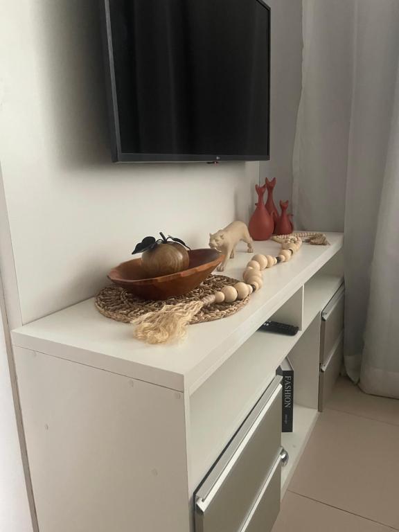 a white dresser with a television on top of it at LoftPrime Wi-Fi Piscina Sauna in São Bernardo do Campo
