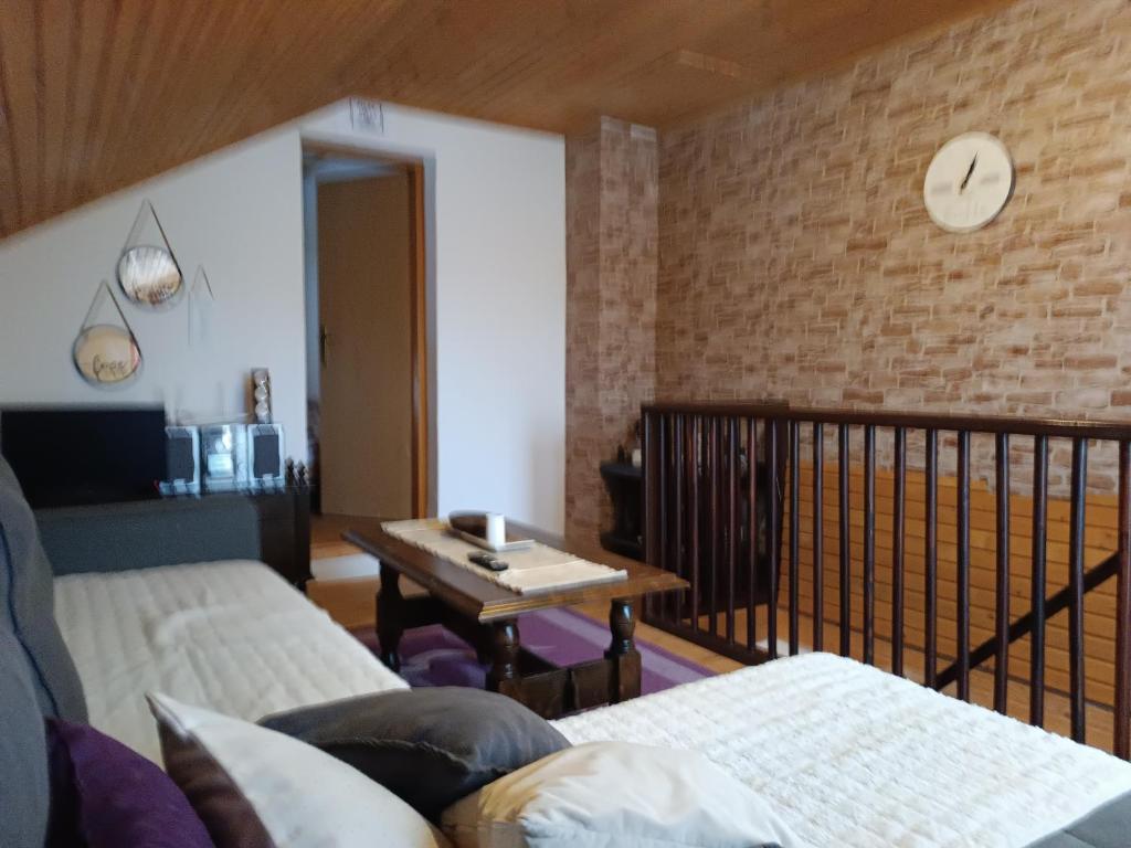 una habitación con 2 camas y una mesa en una habitación en Relaks dream, en Vlašić