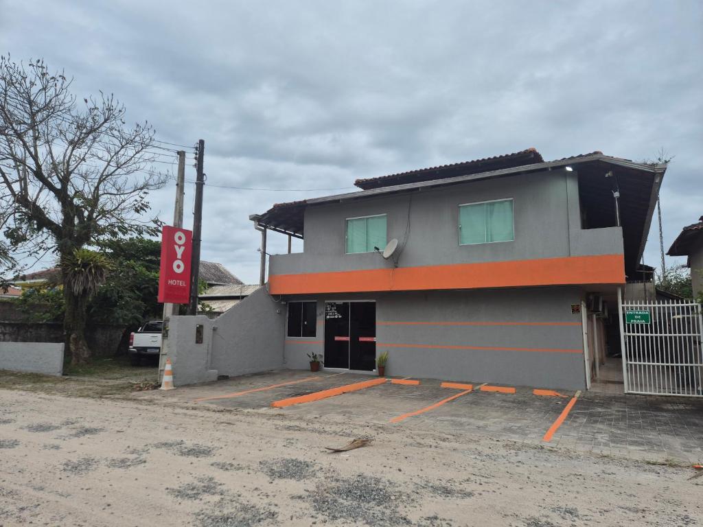 イタポアにあるHotel Recanto das Pedrasの前に駐車場がある建物