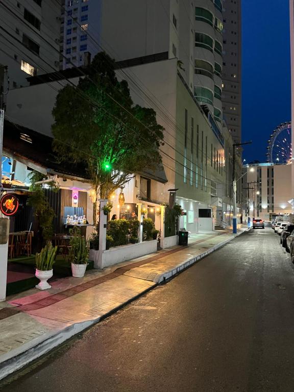 Nômades Club House في باليريو كامبوريو: شارع المدينة ليلا مع ضوء المرور الأخضر