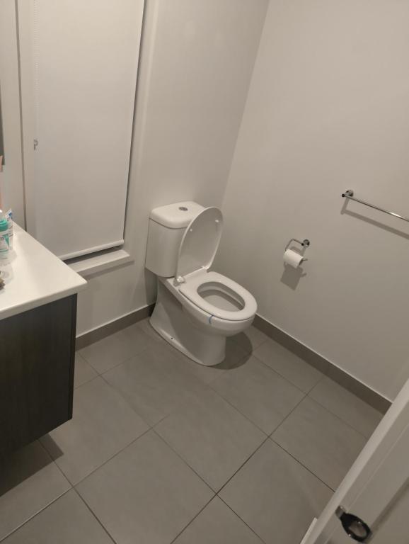 Ένα μπάνιο στο Master bedroom in the heart of Tarneit with creek views