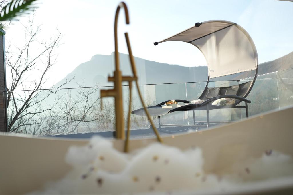 Vila Horizont Premium في أوفجار بانيا: كرسي وصليب على طاولة بها نافذة