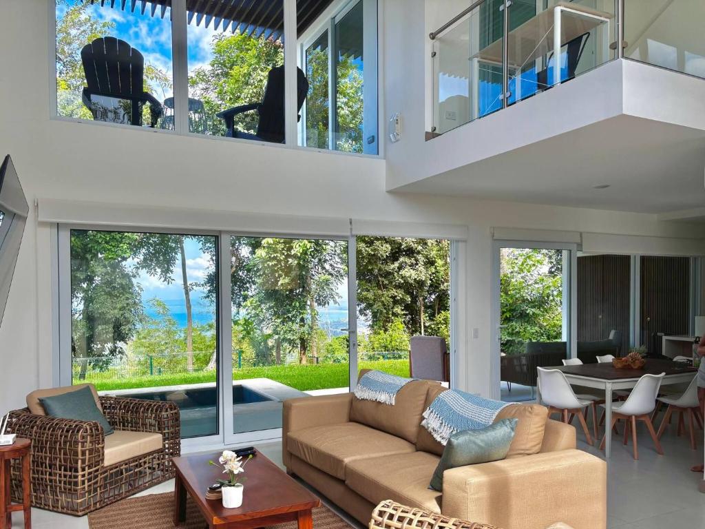 Et opholdsområde på New 4BDR Ocean Mountain View Villa - Mar a Mar