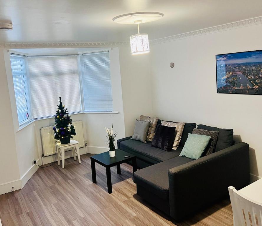 Posezení v ubytování Modern 2-Bed House, Enfield- Parking, Quiet Area