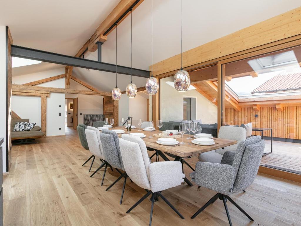 Hopfgarten Alpin Living Top 5 في هوبفغراتن إم بريكسنتال: غرفة طعام مع طاولة وكراسي خشبية