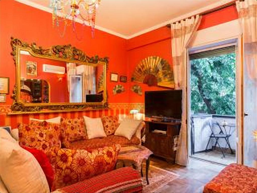 een woonkamer met een bank en een spiegel bij Romantic & Artistic Apartment in Milaan