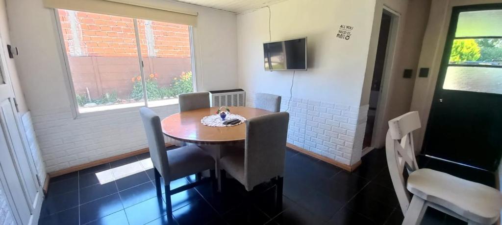 una piccola sala da pranzo con tavolo e sedie di La Nona a General Belgrano