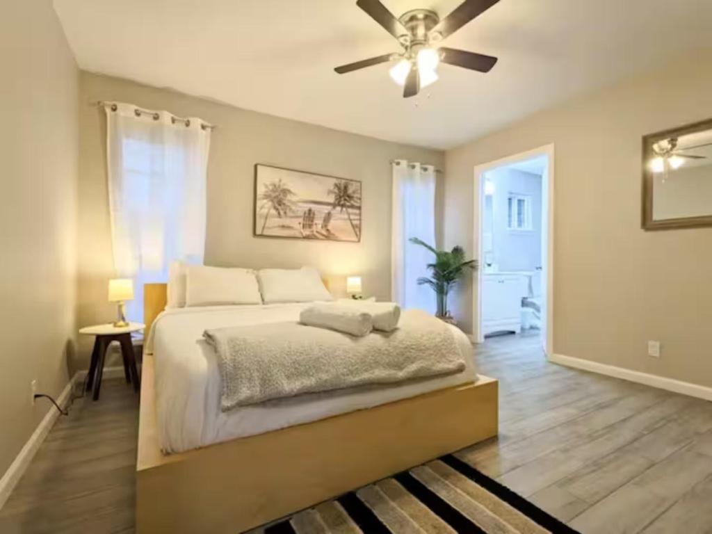 een slaapkamer met een bed en een plafondventilator bij Private Master Bedroom North Lamar in Austin