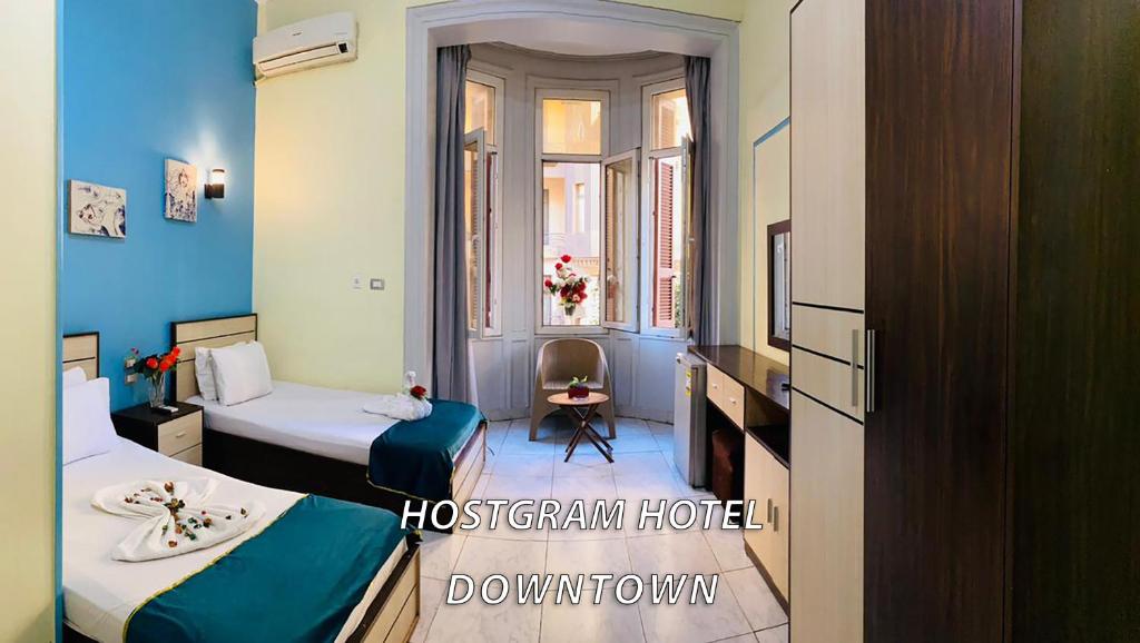 Una cama o camas en una habitación de Host-Gram Hotel & Suites Downtown