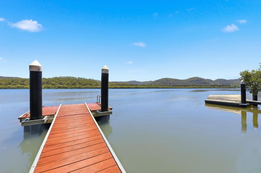 un quai sur une masse d'eau dans l'établissement Dorathee Cottage - Pet Friendly - Absolute Waterfront, à Gunderman