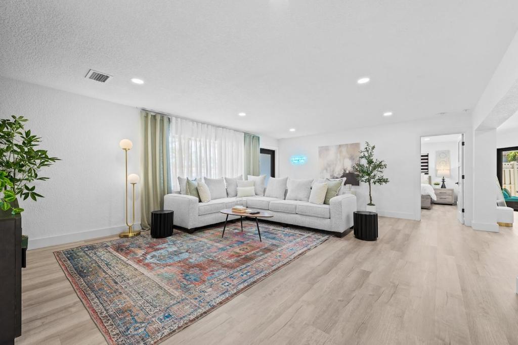 ポンパノビーチにあるWaterfront Villaのリビングルーム(白いソファ、ラグ付)