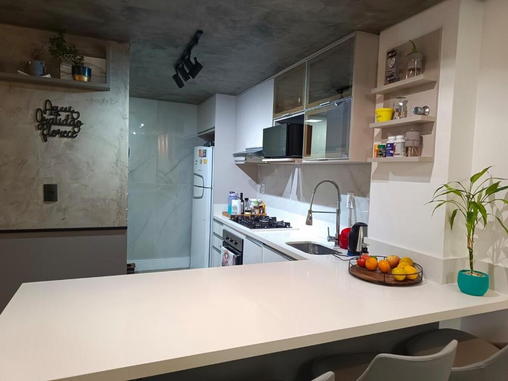 een keuken met een aanrecht met daarop een schaal fruit bij Standard High Apartment in São José