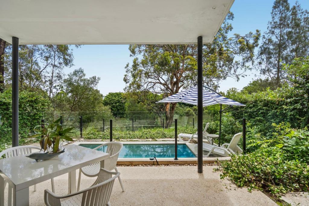 Swimmingpoolen hos eller tæt på Luxury Riverside Retreat in Benowa