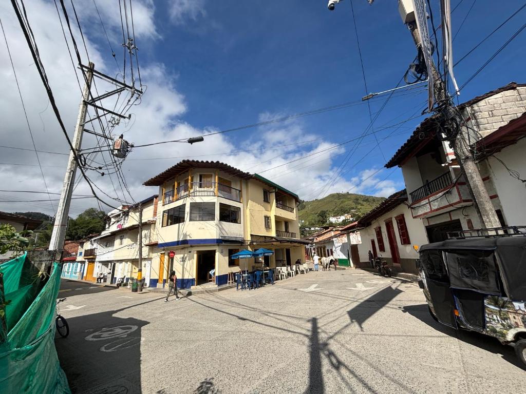 Hospedaje Doña Blanca 2 في Concepción: شارع فيه مبنى على جانب الطريق