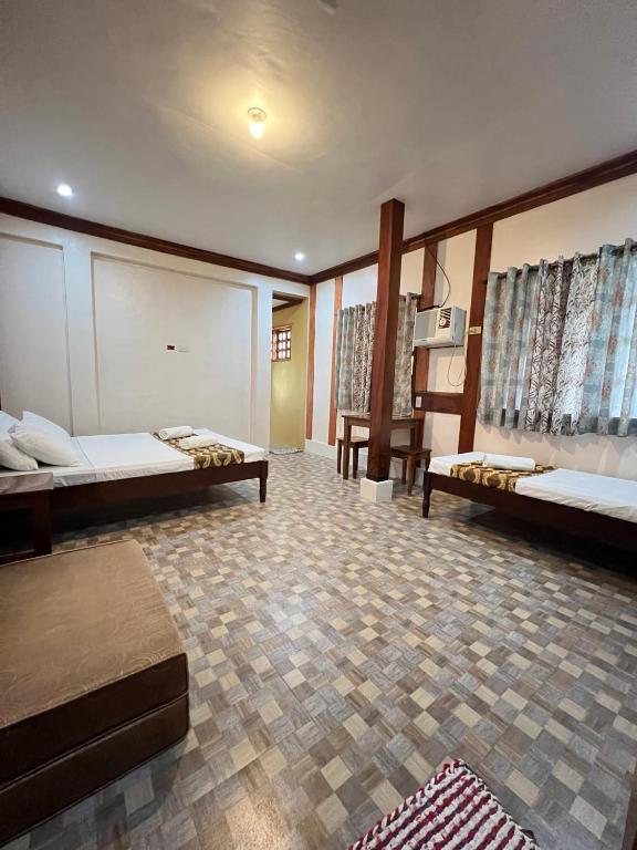 Sequor Palm Villa - Main Building في سيكويجور: غرفة كبيرة بسريرين ومطبخ