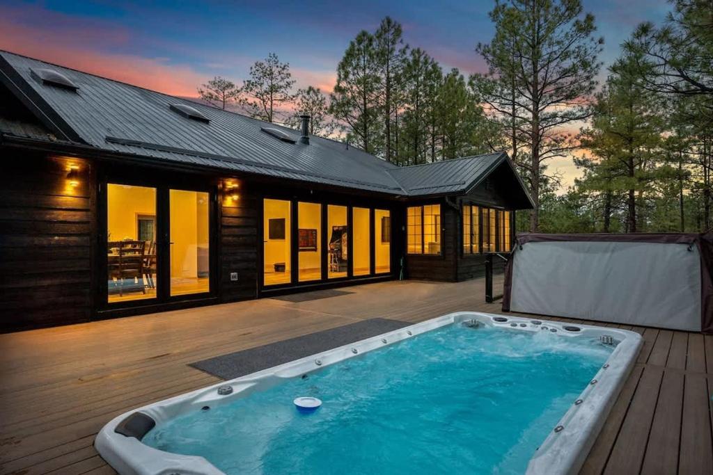 Galeriebild der Unterkunft Stylish Lodge Fire Pit Hot Tub & Forest Views in Pinetop-Lakeside