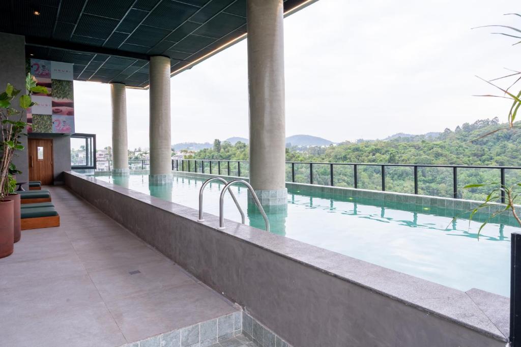 una piscina con vista sull'acqua di Bexpspces Sky Design Alphaville a Aldeia