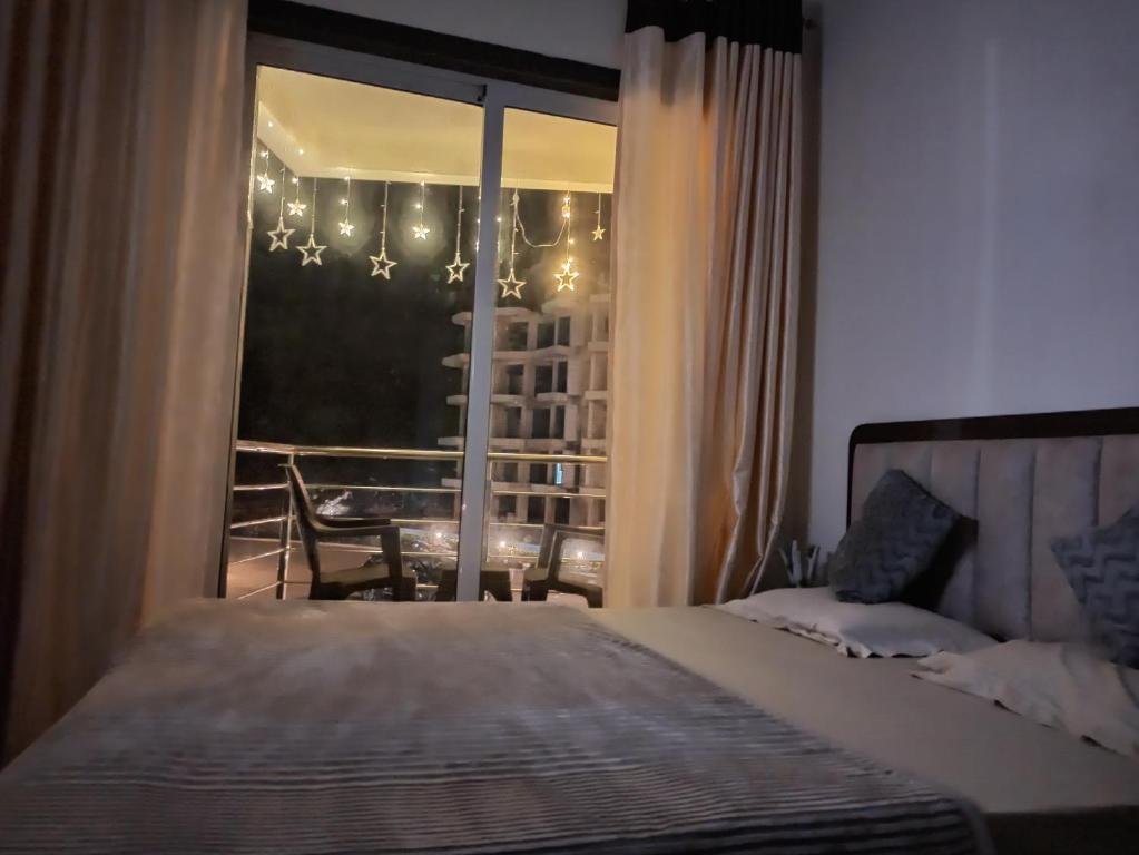 Una cama o camas en una habitación de The Urban Nest - Bliss Studio Apartment with Private Balcony