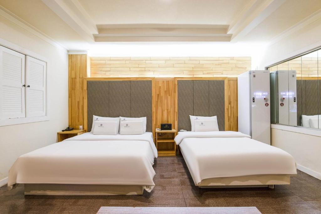 Una cama o camas en una habitación de Carlton Hotel