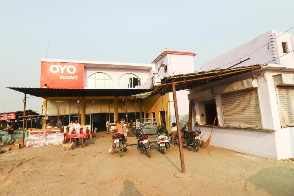 Un grupo de motocicletas estacionadas frente a un edificio. en Hotel O by OYO Sunrise, en Somna