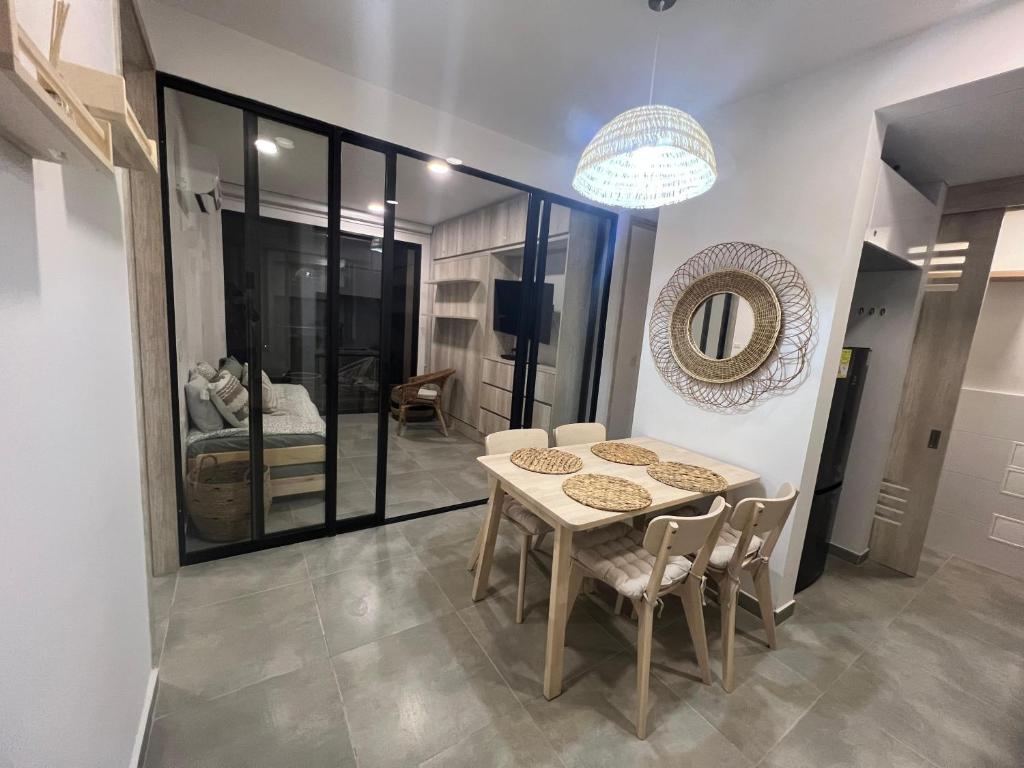 Un comedor con mesa y sillas en Samaia Loft, en Santa Marta